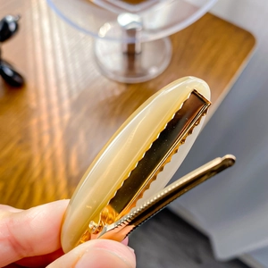 Vintage-Haarspange aus cremefarbenem Acetat mit goldener Metallfeder und Entenschnabel-Griff