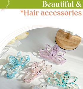 Vue détaillée des pinces à cheveux lotus évidées avec strass brillants aux tons pastels