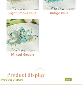 Détail des pinces à cheveux en forme de lotus avec strass en couleurs bleu et vert