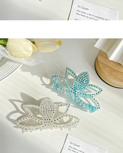 Détail des pinces à cheveux lotus en acétate marbré ornées de strass élégants et brillants