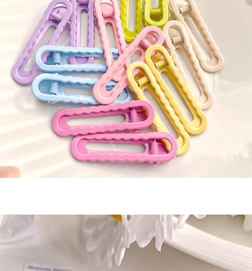 Gros plan de barrettes à cheveux mates couleur macaron avec mécanisme à ressort durable