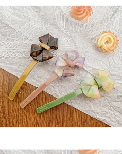 Lot de trois barrettes à cheveux en acétate coloris écaille, lavande et vert pastel