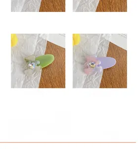 Dettaglio di fermagli per capelli a orsetto in acetato con strass a forma di cuore