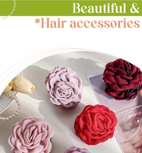 Détail de pinces à cheveux en forme de rose artisanale en tissu de plusieurs couleurs
