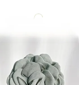 Détail de la pince à cheveux rose en tissu gris avec des pétales faits à la main