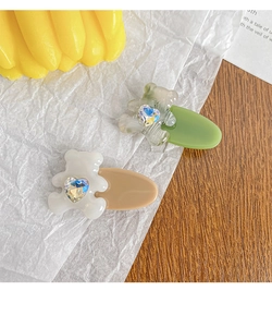 Dettaglio delle clip per capelli in acetato con simpatici orsetti e gemme a cuore