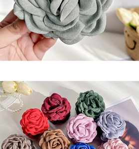 Vue macro détaillée de pinces à cheveux rose en tissu faites main en diverses couleurs