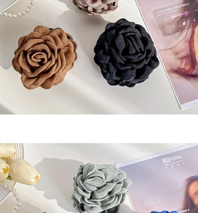 Détail de trois grandes pinces à cheveux rose en tissu 3D marron, noir et gris