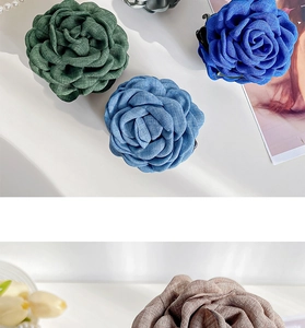 Détail de pinces à cheveux en forme de fleurs en tissu avec textures tissées variées