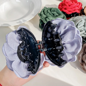 Grande pince à cheveux fleur en tissu lavande avec base en plastique noir