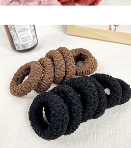 Dettaglio degli elastici per capelli senza cuciture ad alta elasticità neri e marroni