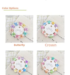 Macro de mini pinces à cheveux colorées en formes de papillon et fleur sur carte de support