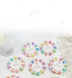 Détail de 10 mini pinces à cheveux colorées pour filles sur une carte de présentation