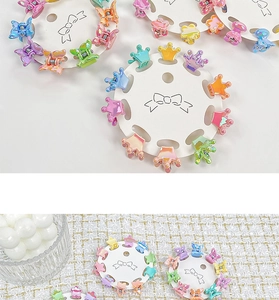 Détail de mini pinces à cheveux colorées pour filles avec fini nacré sur carte de support
