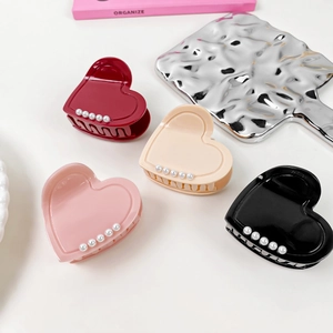 Eleganti mollette per capelli a cuore con perle in rosso, rosa, beige e nero intenso