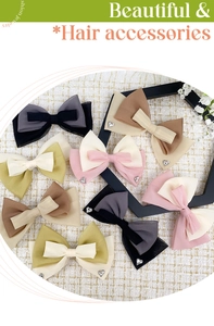 Détail de barrettes à nœuds multicouches en maille avec de petits pendentifs en cœur en métal