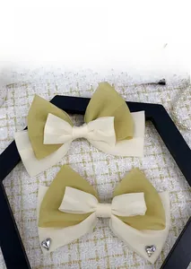 Détail d'une pince à cheveux à nœud en organza avec cristaux de cœur et maille fine