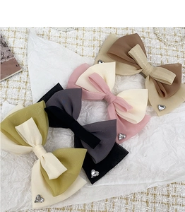 Vue détaillée de barrettes à cheveux en mousseline multicouche avec strass en cœur