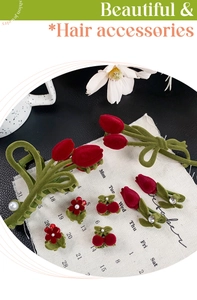 Détail de pinces à cheveux tulipes floquées rouges et accessoires fleuris avec perles