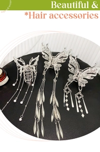 Détail de pinces à cheveux papillon en alliage avec de longs glands de perles et feuilles