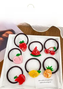 Détail du lot de 7 élastiques à cheveux avec breloques fruits en acrylique