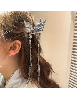 Pince à cheveux papillon élégante avec de longs glands portés, fini en métal argenté