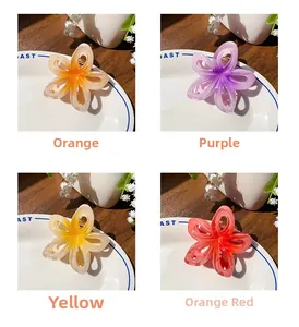 Vue détaillée des pinces à cheveux fleur évidées en résine orange, violette et jaune