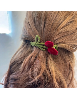 Gros plan détaillé d'une pince à cheveux tulipe floquée sur des cheveux bruns