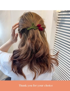 Gros plan d'une pince à cheveux tulipe en velours vue de dos sur un mannequin