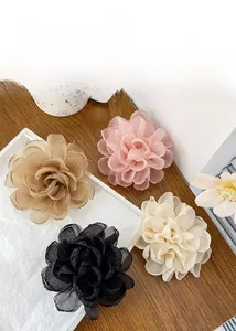 Vue détaillée de pinces à cheveux en mousseline de soie aux quatre couleurs pastel