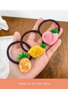 Vue détaillée des élastiques à cheveux aux motifs de fruits avec pêche et citron faits main