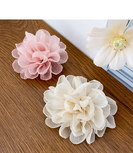 Détail de pinces à cheveux fleurs en tissu fait main avec pétales en tulle rose et beige