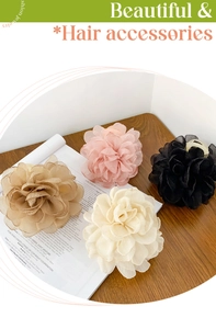 Détail de quatre pinces à cheveux en forme de fleur en organza avec bords pailletés