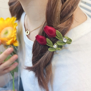 Pinces à cheveux tulipes rouges floquées avec feuilles vertes et cristaux sur tresse