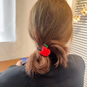 Élastique à cheveux pomme rouge en acétate avec feuille verte sur ruban noir élastique