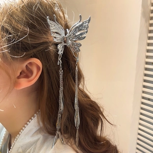 Pince à cheveux papillon argentée élégante avec de longues chaînes à pompons