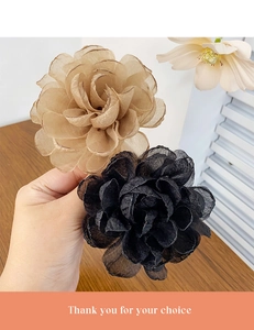 Vue détaillée d'un lot de grandes pinces à cheveux en mousseline champagne et noir