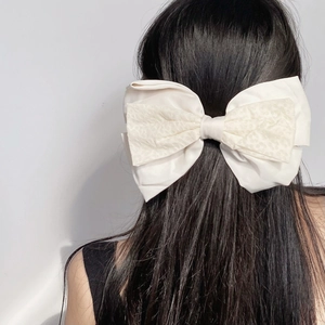 Eleganter übergroßer cremefarbener Satin-Doppelbogen-Haarclip für Damen im luxuriösen Stil