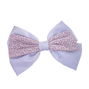 Eleganter lavendelfarbener Satin-Haarclip mit floralem Muster auf weißem Hintergrund