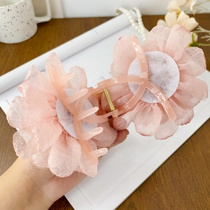 Pince à cheveux fleurie rose semi-transparente en tulle superposé pour femmes