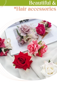 Gros plan détaillé de pinces à cheveux rose colorées avec texture de fleurs en soie