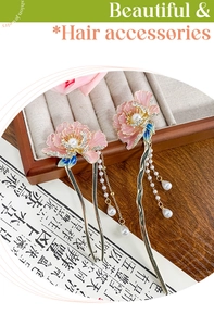 Détail de l'épingle à cheveux fleur de pêcher avec pétales en émail rose et perles blanches