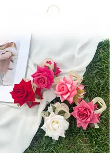 Photo en extérieur de pinces à cheveux roses 3D réalistes en plusieurs couleurs
