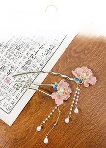 Détail d'épingles à cheveux fleur de pêcher avec émail rose, perles et glands fluides