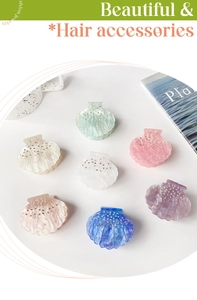 Détail de pinces à cheveux en forme de coquillage avec strass en sept coloris variés