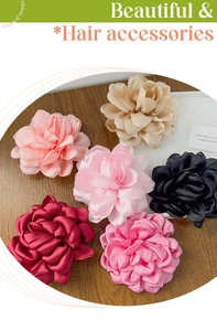 Gros plan détaillé de pinces à cheveux en satin en forme de fleurs colorées