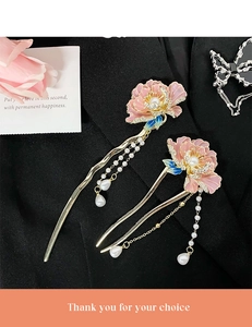 Détail d'épingle à cheveux chinoise avec fleurs en émail rose et glands de perles