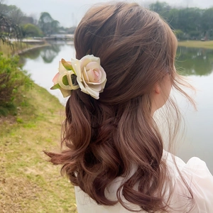 Grande pince à cheveux élégante en forme de rose crème avec fleur en soie réaliste