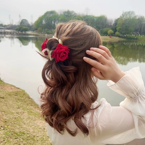 Pince à cheveux fleur rose rouge romantique avec des fleurs 3D élégantes et une base crème