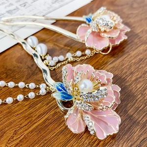 Pics à cheveux fleur de pêcher avec émail rose et glands en perles